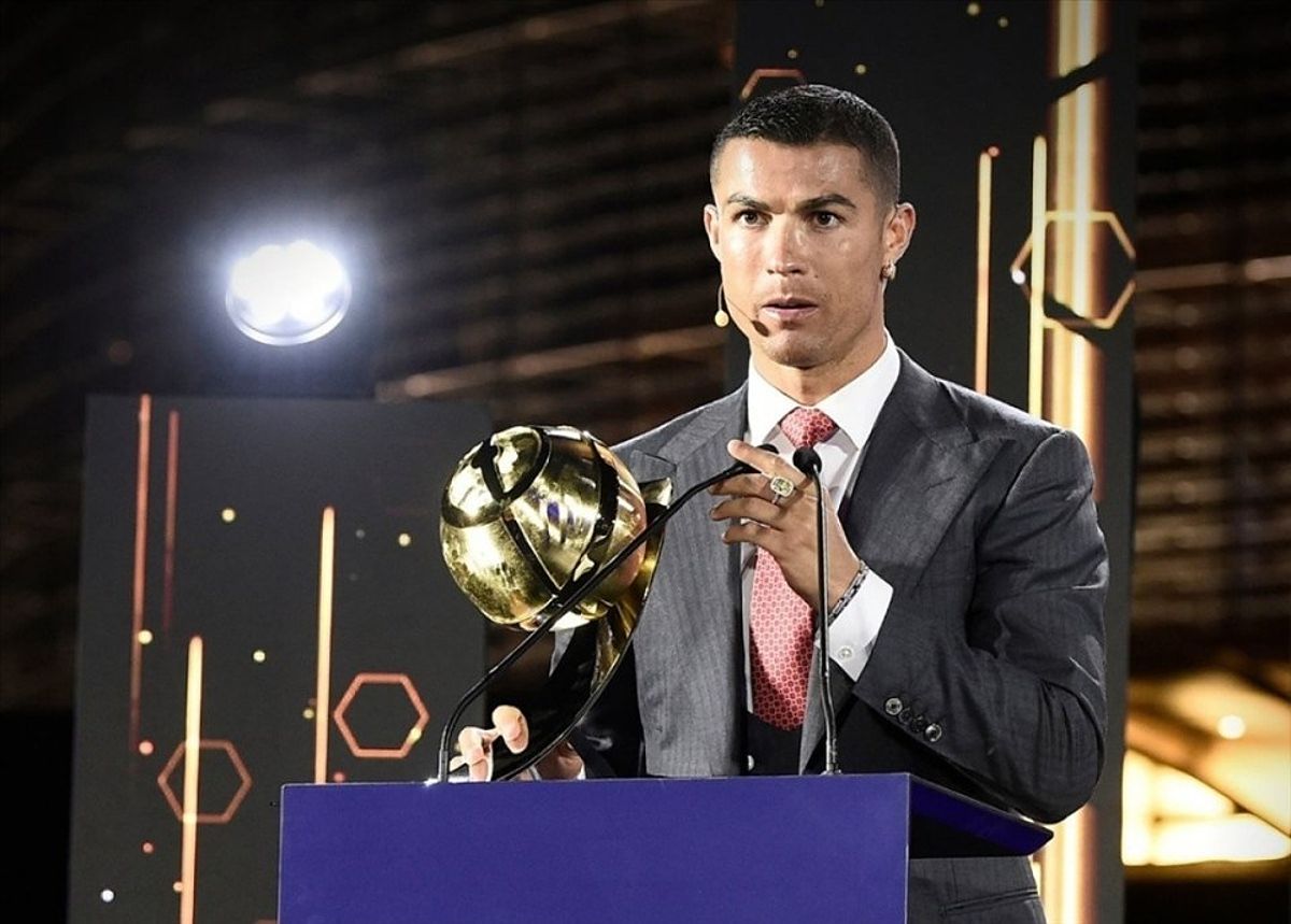 Cristiano Ronaldo nhận giải Cầu thủ xuất sắc nhất thế kỷ 21