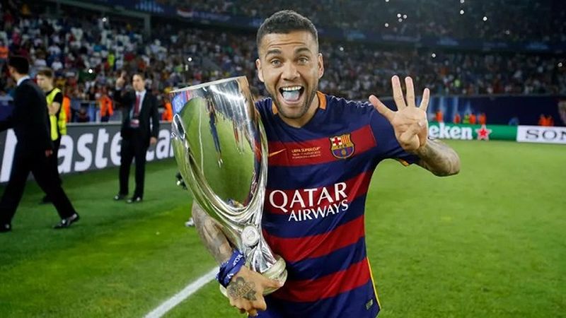 Dani Alves với cúp Supercopa