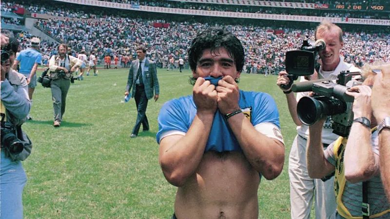 Diego Maradona trong trận đấu với Anh tại World Cup 1986