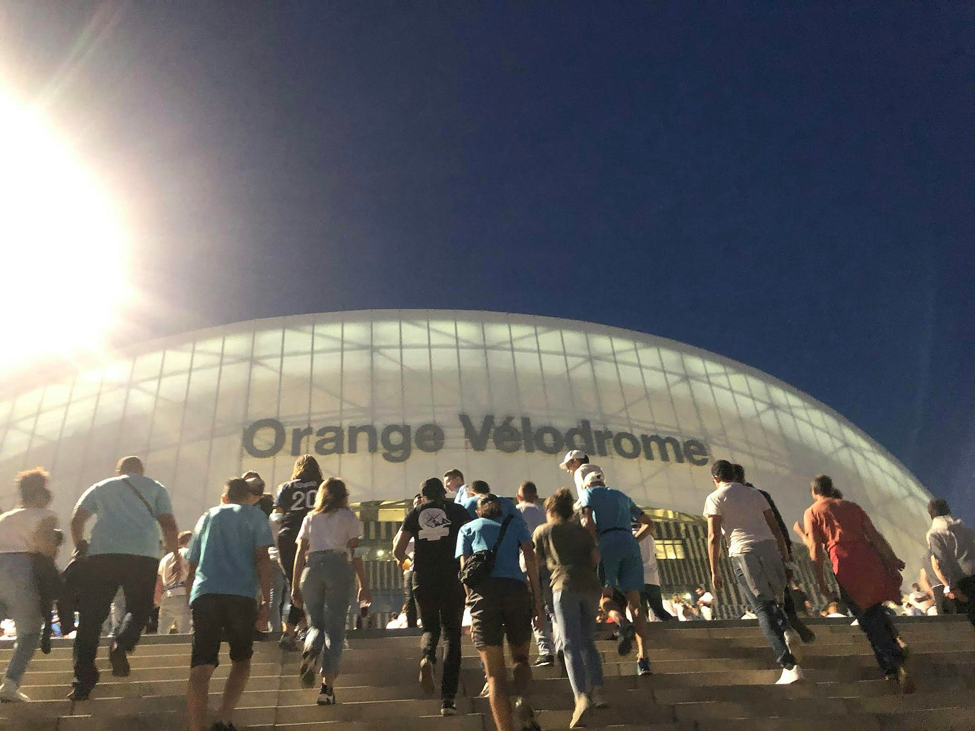 Khán giả hâm mộ Olympique de Marseille tới sân Vélodrome