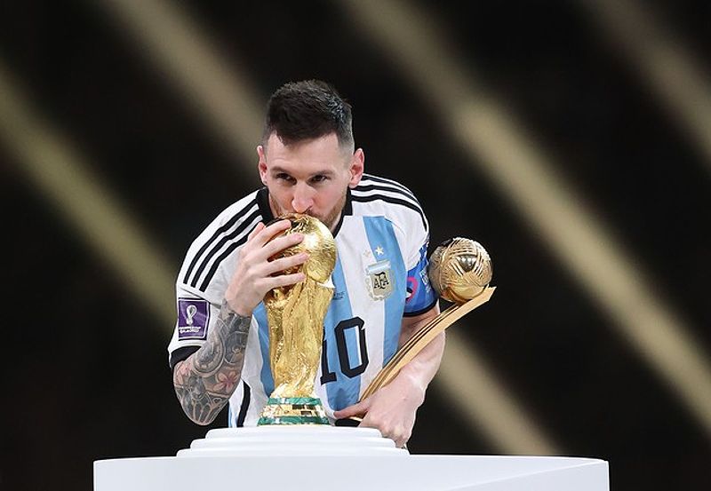 Lionel Messi với cúp World Cup