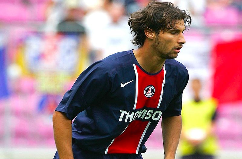 Lorik Cana trong trận đấu