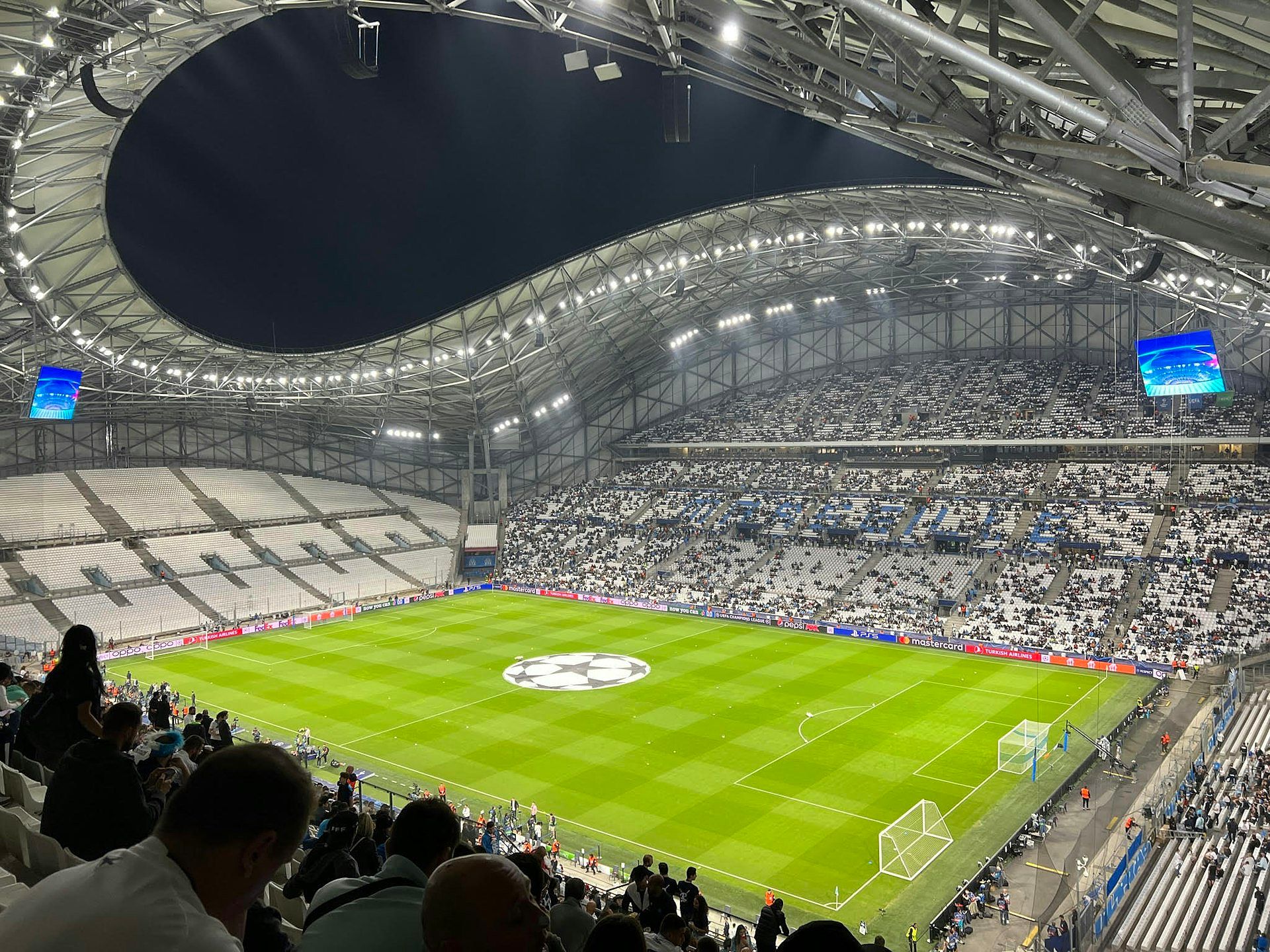 Sân vận động Stade Vélodrome vào ban đêm